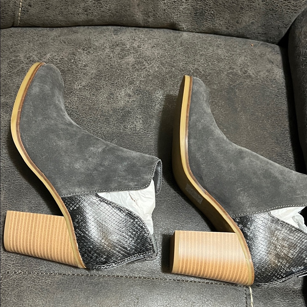 Dolce Vita Charcoal Suede Ankle Booties - Picture 7 of 9